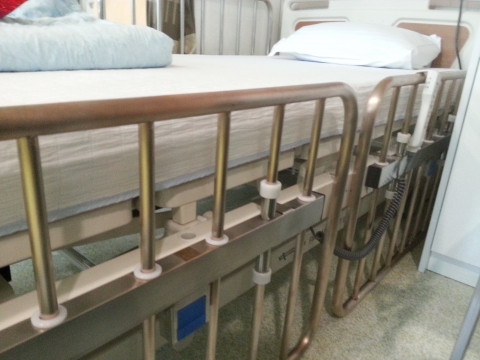 항균동 침대 레일이 소아청소년 약물치료실에 설치됐다.