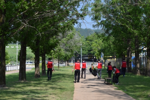 환경정화 활동중인 섬유패션캠퍼스 교직원