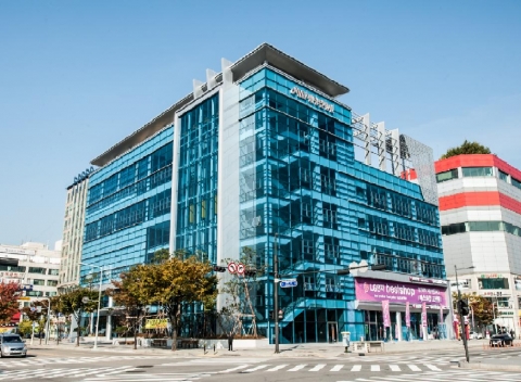 AW컨벤션이 평일과 여름 예식 특가 프로모션을 진행하고 있다.
