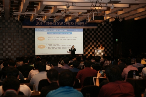 2014 자동차 SW 개발자 컨퍼런스에서 MDS테크놀로지 이상헌 대표가 환영사를 하고 있다.