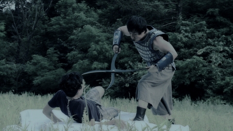 성상모 감독의 영화 거울의 한 장면이다. 서양인에게는 신비감이 있는 한국적 소재를 공감할 수 있는 스토리로 표현하고 있다는 점이 칸의 주목을 끌었다.