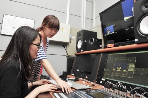 건국대 상허연구관에서 열린 2014 전공체험에 참여한 고교생들이 사범대학  교육공학과 프로그램인 교수-학습 지원센터 견학에서 직접 e-러닝 녹화를 하고 있다