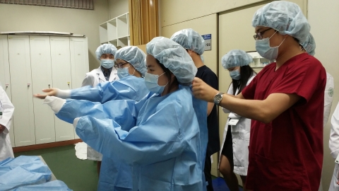 건국대 수의과대학과 동물병원에서 열린 ‘2014 전공체험’에 참여한 고교생들이 수의예과 프로그램으로 임상실습에 앞서 수의사들의 수술복 가운을 입고 있다