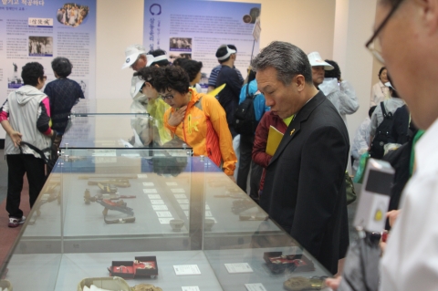 지난 25일 대산 김대거 종사 탄생 100주년 기념대법회일을 맞아 방문한 관람객이 전시 유물을 감상하고 있다.