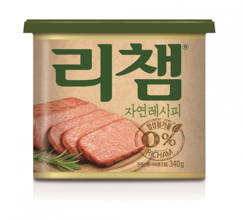 동원F&B가 업계 최초로 합성첨가물 0%의 건강한 고급캔햄, 리챔 자연레시피를 출시했다.