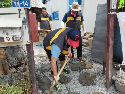 KB금융이 어르신 주거환경개선 봉사활동을 실시했다.