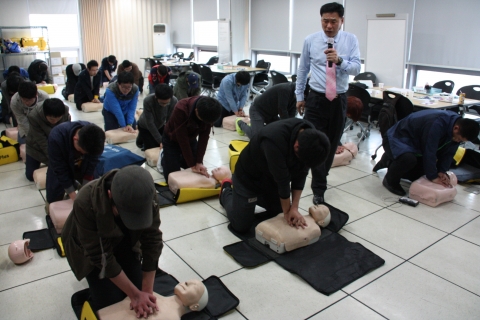 심폐소생술교육이 진행 중인 모습이다.