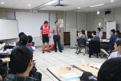 해상안전교육이 진행 중인 모습이다.