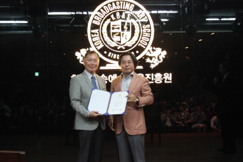 미국의 유명 SF TV 시리즈 스타트렉에서 히카루 술루 역을 맡았던 일본계 미국배우 조지 타케이(사진 왼쪽)가 한국방송예술교육진흥원에서 특강을 펼쳤다. 사진 오른쪽은 한국방송예술교