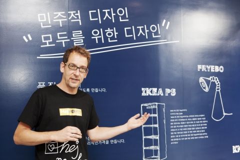안드레 슈미트갈 이케아 코리아 리테일 매니저가 이케아 제품의 가격을 공개하고 있다.