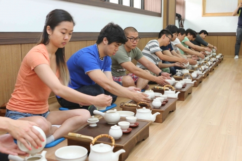 국제입양인봉사회에서 방문한 입양인들이 다도 및 한복 체험을 하고 있다.
