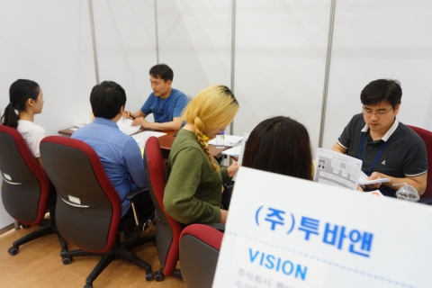 건국대학교 글로컬캠퍼스 산학협력단과 중소기업진흥공단 충북북부지부는 27일 건국대 글로컬캠퍼스 교수연구동 컨벤션홀에서 KU 으뜸기업 채용 박람회를 개최했다.