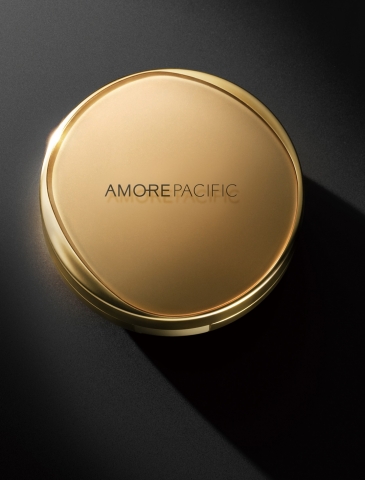 아모레퍼시픽이 안티에이징 컬러 컨트롤 쿠션 SPF50+/PA+++를 출시한다.