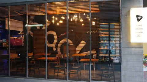 블랙보틀이 펍(pub) 스타일로 타 커피전문점과 차별화된 공간으로 인기를 끌고 있다.