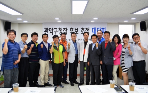 참석자들이 대담회를 마치고 기념촬영을 하고 있다.