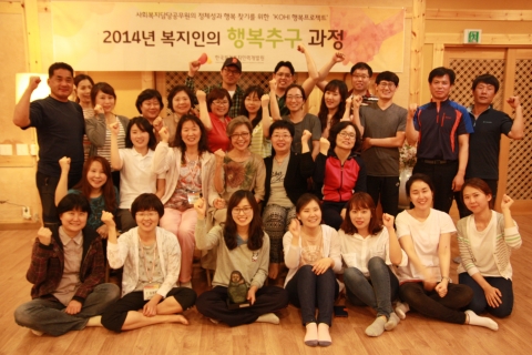 정덕희 교수와 교육생들이 기념촬영을 하고 있다.