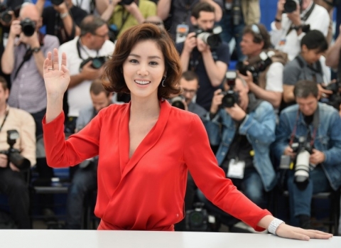김성령이 선보인 우아한 넥 라인이 돋보이는 드레이프 블라우스와 이브닝 스커트는 모두 CH 캐롤리나 헤레라의 제품이다.