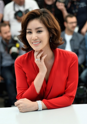 김성령이 선보인 우아한 넥 라인이 돋보이는 드레이프 블라우스와 이브닝 스커트는 모두 CH 캐롤리나 헤레라의 제품이다.