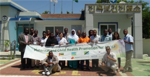 거창진목보건진료소 현장견학중 기념촬영을 하고 있다.