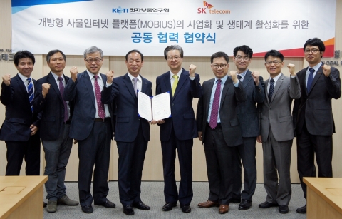 30일 판교 전자부품연구원 IoT 오픈랩에서 SK텔레콤 이명근 기업사업부문장(오른쪽)과 KETI 성하경 선임연구본부장이 개방형 사물인터넷 플랫폼 사업화를 위한 협약식을 체결한 뒤 