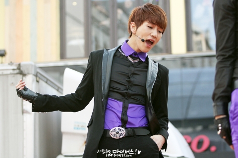 에이젝스 성민의 생일을 맞아 그의 팬들이 월드쉐어와 함께 캄보디아 주민들에게 우물을 지원하기로 했다.