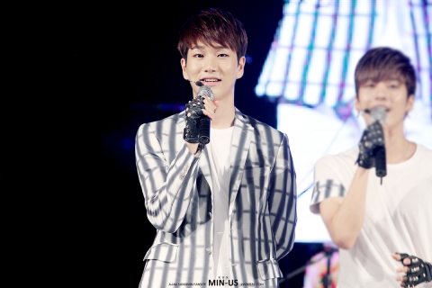 에이젝스 성민의 생일을 맞아 그의 팬들이 월드쉐어와 함께 캄보디아 주민들에게 우물을 지원하기로 했다.