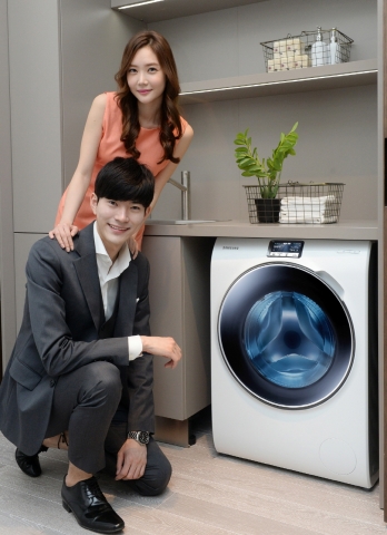 1일 삼성전자 모델들이 삼성전자 수원사업장 생활가전동 프리미엄 하우스에서 유럽에서 극찬받은 10kg 용량의 프리미엄 삼성 세탁기 WW9000을 선보이고 있다.