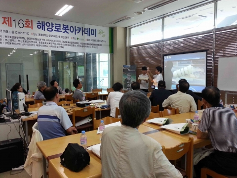 어르신 대상 로봇 체험 행사가 동명대에서 열렸다.
