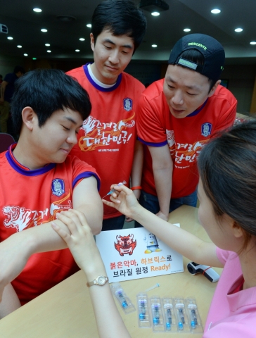 글락소 스미스클라인은 브라질 월드컵 개막을 앞두고 현지 원정 응원에 나서는 국가대표팀 서포터즈 붉은악마 110명을 대상으로 A형 간염 예방 백신 하브릭스 접종을 무상 지원한다고 밝혔다.