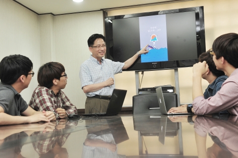건국대 국제학부 이영환 교수와 학생들이 집단지성을 이용해 비리와 사회적 부패를 공유하고 이를 해결하는 어플리케이션 개발, 무료 보급에 나섰다.