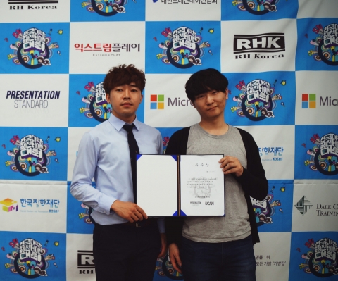 5월 31일 열린 제5회 전국 대학생 프레젠테이션 대회\ 결선에서 우수상(3등)을 차지한 노한호 학생(한국기술교육대 기계공학부 4학년)(우)과 전병준 학생(명지대 경영학과 4학년)