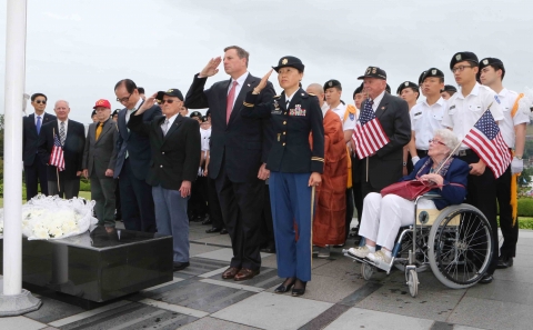 한국전쟁 참전 미군과 가족 일행 10명이 동명대와 공동으로 참배했다.