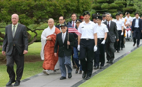 한국전쟁 참전 미군과 가족 일행 10명이 동명대와 공동으로 참배했다.