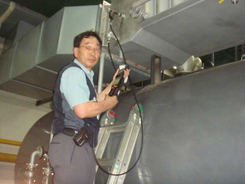 성광호 명장이 testo 330-LL을 사용하고 있다.