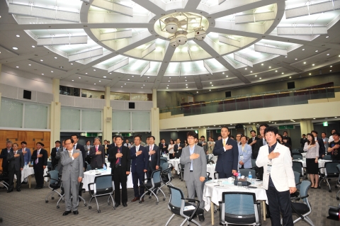 3일 오후 서울 광진구 능동로 건국대 서울캠퍼스 새천년관 우곡국제회의장에서 열린 해봉기념관(부동산학관) 건축기금 모금을 위한  건국 부동산인의 밤 행사에서 송희영 총장이 격려사를 