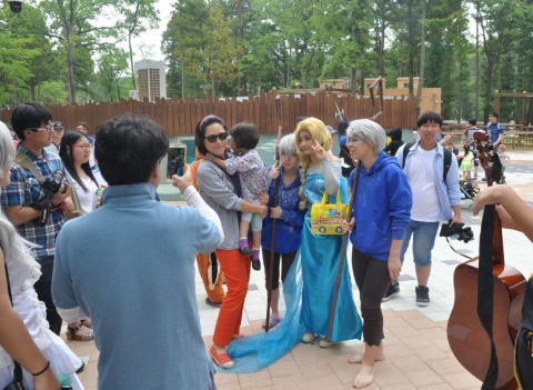 이날 코스프레 행사에서 가장 많은 인기를 모은 겨울왕국의 엘사 캐릭터이다.