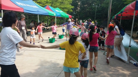 서울시립 서울유스호스텔에서 열린 남산숲 자연학교에서 청소년 참가자들이 풍년을 기원하는 퍼포먼스를 하고 있다.