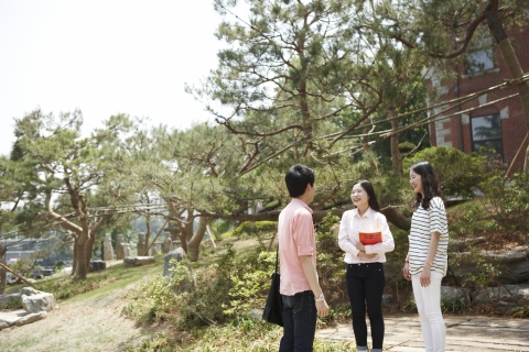 건국대학교는 정건수 총동문회장(대득스틸 회장, 68, 상학 67학번)이 소나무 52 그루를 모교에 기증했다고 밝혔다.