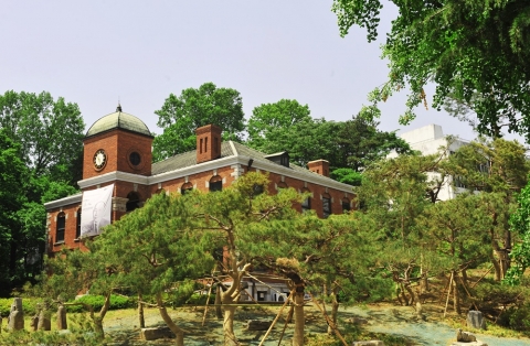 건국대학교는 정건수 총동문회장(대득스틸 회장, 68, 상학 67학번)이 소나무 52 그루를 모교에 기증했다고 밝혔다.
