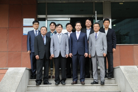 10년타기정비센터, (사)한국자동차튜닝협회 관계자들이 협약식 체결 후 기념촬영을 하고 있다.