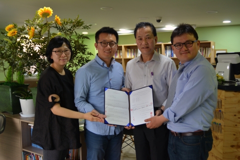 MOU 기념촬영을 하고 있는 유덕현 회장(왼쪽 3번째)