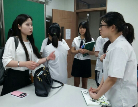 건국대는 재학생 중 홍보에 관심 있는 학생들을 선발, 자신이 졸업한 고등학교를 방문해 후배들에게 건국대를 소개하는 모교방문단을 운영한다고 밝혔다.