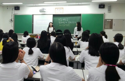 건국대는 재학생 중 홍보에 관심 있는 학생들을 선발, 자신이 졸업한 고등학교를 방문해 후배들에게 건국대를 소개하는 모교방문단을 운영한다고 밝혔다.