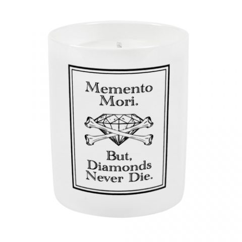 프래그런트 그래픽스가 스트릿 패션을 입은 향초를 선보이고 있다.