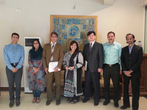 직업교육훈련을 통한 파키스탄 빈곤 완화 방안을 협의후 한국폴리텍대학 섬유패션캠퍼스 백점석(오른쪽 3번째), PPAF 샤나즈 수석대표(가운데), 파키스탄 섬유부 살라후딘 국장(왼쪽 3번째)이 기념촬영을 하고 있다.