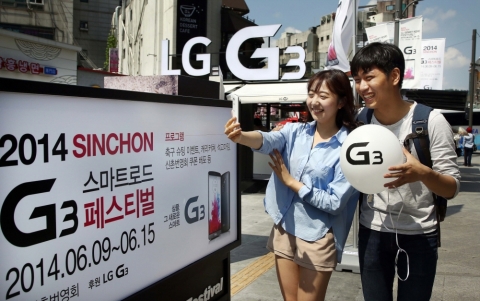 LG전자가 LG G3 출시를 기념해 LG G3 신촌 길거리 축제를 진행하고 있다.