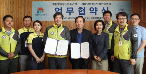 업무협약 후 단체사진을 찍고 있다.
