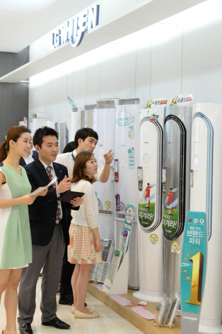 서울 마포구 동교동 소재 LG베스트샵에서 매장을 방문한 고객들이 LG전자 ‘휘센 손흥민’ 에어컨을 구경하고 있다.
