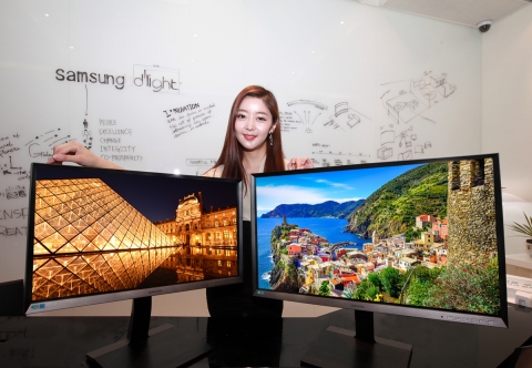 삼성전자가 풀HD보다 약 1.8배 선명한 WQHD 화질의 프리미엄 모니터 SD850을 출시했다. 삼성전자 모델이 SD850 모니터를 소개하고 있다.