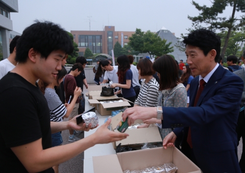 군산대학교 나의균 총장이 2000여 학생에게 음료수와 밥버거 등 간식을 나눠주며 격려해 눈길을 끌었다.